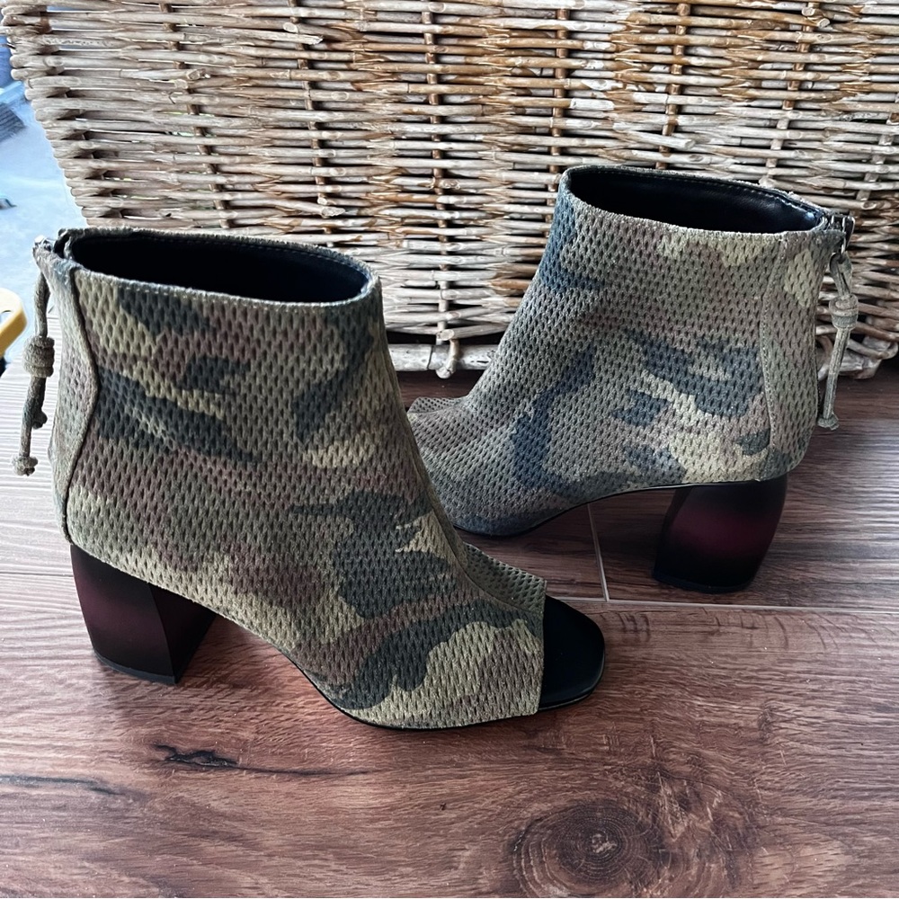 Sanctuary camouflage faux suede peep toe ankle boots NWOT